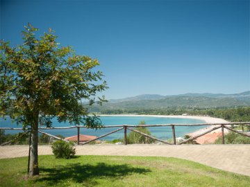 Uitzicht over de baai van San Gemiliano - Sardinie